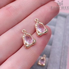 Подвеска треугольник фриформ розовый циркон, цвет золото 9х14