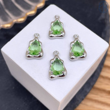 Подвеска треугольник фриформ зеленый циркон, цвет серебро 9х14 мм