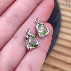 Подвеска треугольник фриформ зеленый циркон, цвет серебро 9х14 мм