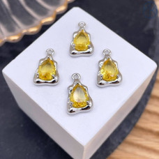 Подвеска треугольник фриформ желтый циркон, цвет серебро 9х14 мм