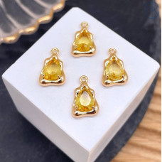 Подвеска треугольник фриформ желтый циркон, цвет золото 9х14 мм