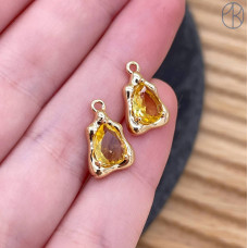 Подвеска треугольник фриформ желтый циркон, цвет золото 9х14 мм