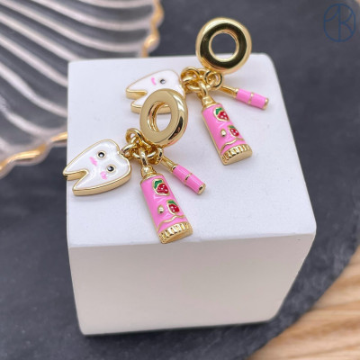 Подвеска зуб, щетка и паста, цвет золото 17 мм  Подвеска зуб, щетка и паста, цвет золото 17 мм