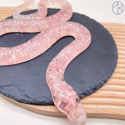 Розовый кварц (крошка) змея ~ 30 см