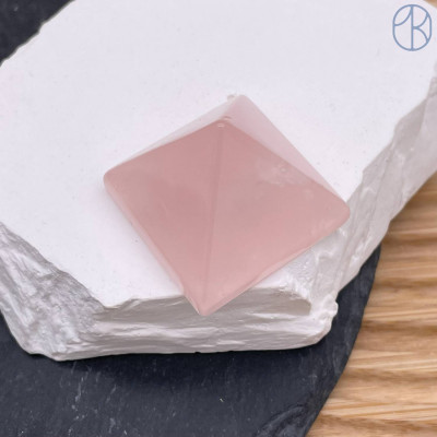 Розовый кварц пирамида №1 ~ 3х3 см