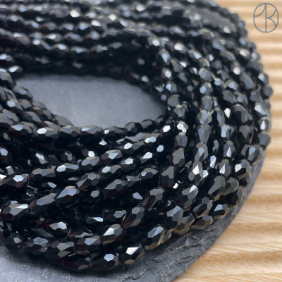 Стекло рис огранка черное 6х4 мм