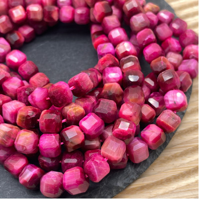 Тигровый глаз тонированный фуксия куб огранка 9 мм