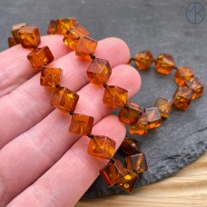 Янтарь коричневый куб 6 мм