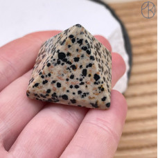 Яшма далматинова пирамида ~ 3х3 см